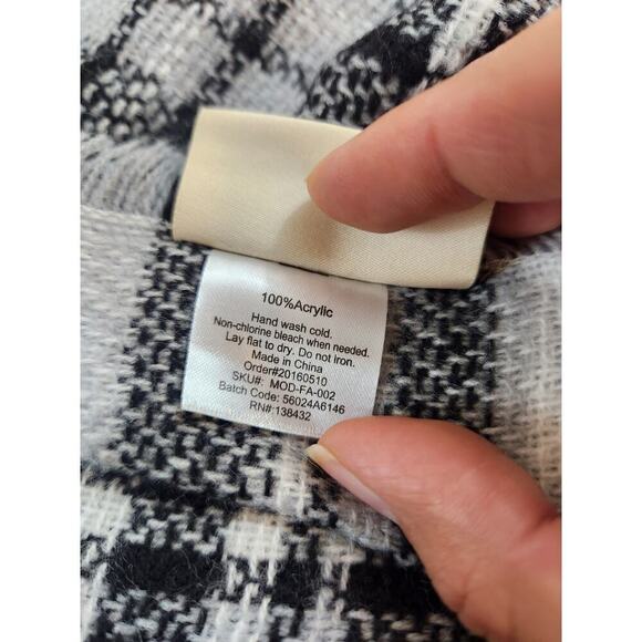 ModCloth black & white large plaid blanket scarf, shawl, throw wrap 10% acrylic - Picture 3 of 7